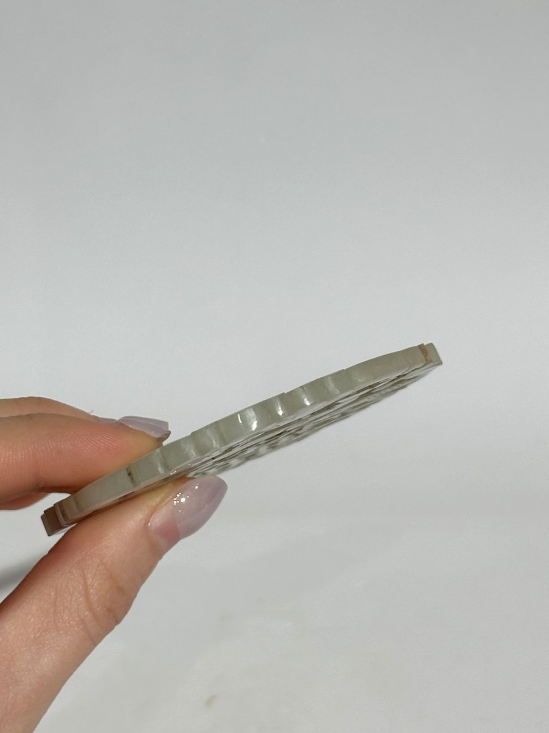 晚清 青白玉鏤雕⌈和合二仙⌋、⌈吉慶有餘⌋牌二枚 及座 | TWO RETICULATED GREENISH WHITE JADE PLAQUES - 图4