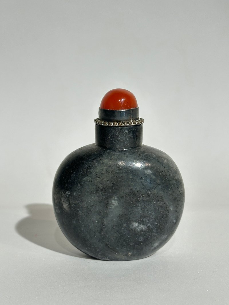 十八/十九世紀 墨玉、灰墨玉光素鼻煙壺二件 | A MOTTLED BLACK JADE AND A GREY AND BLACK JADE SNUFF BOTTLE - 图2
