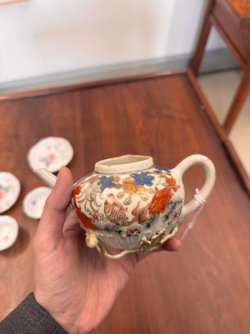 清雍正 粉彩魚藻紋蓋壼 | Santos Collection | A Chinese export famille-rose 'fish pond' teapot, Qing dynasty, Yongzheng period - 图25
