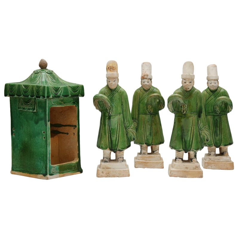 明 綠釉抬轎俑 一組五件 | Four Chinese green-glazed figures with a sedan, Ming dynasty - 图1