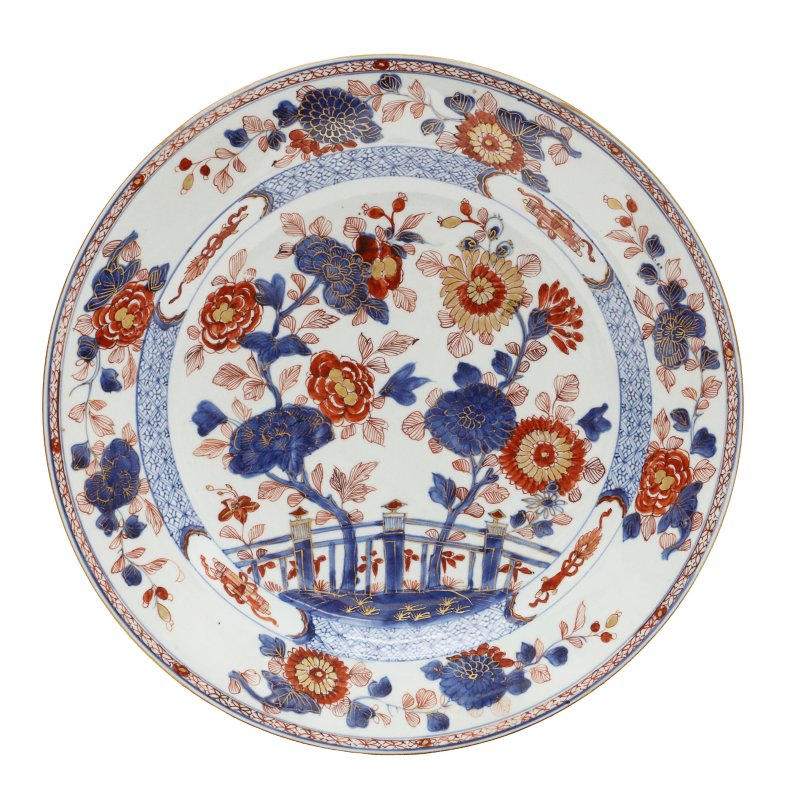 清十八世紀 各式瓷盤 一組三件 | Three Chinese porcelain chargers, Qing dynasty, 18th century - 图2