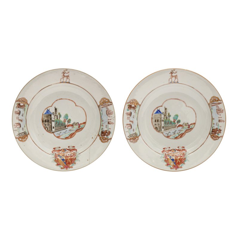 清乾隆 約1745年 粉彩紋章圖盤一組兩件 | Two fine and rare Chinese export armorial soup bowls, Qing Dynasty, Qianlong Period, circa 1745 - 图1