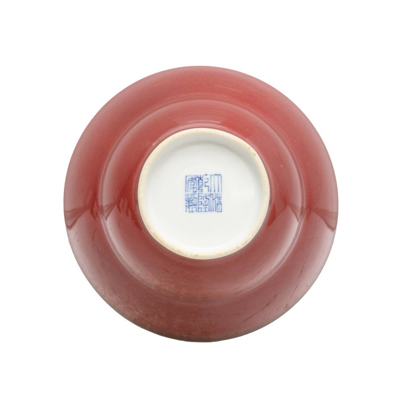 十九/二十世紀 紅釉折腰折沿盌 《大清乾隆年製》款 | A Chinese copper-red glazed ogee-form bowl, 19th/20th century - 图3