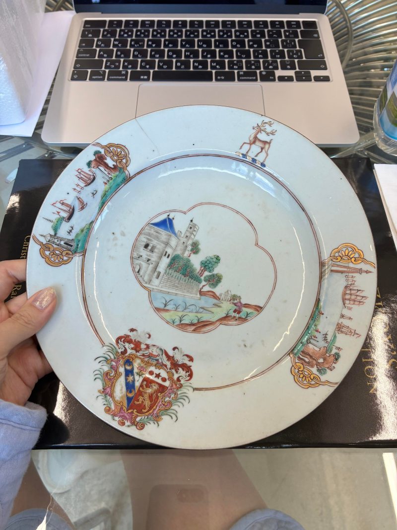 清乾隆 約1745年 粉彩紋章圖盤一組三件 | Three fine and rare Chinese export armorial dishes, Qing Dynasty, Qianlong Period, circa 1745 - 图17