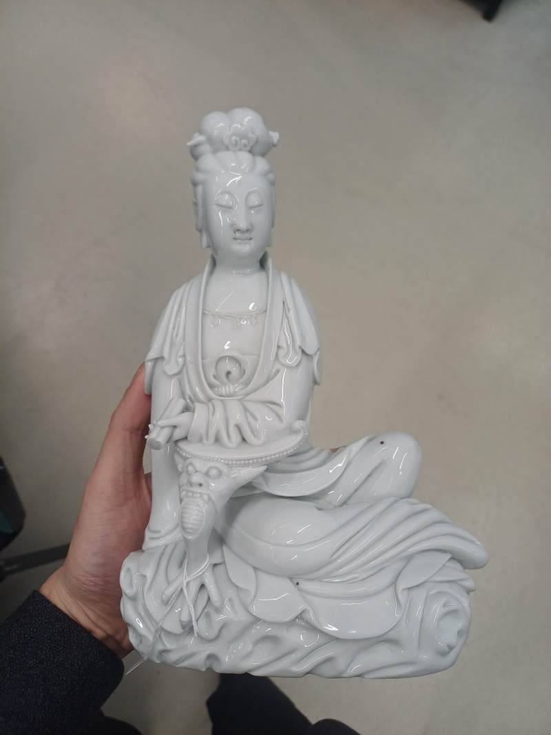 清十九世紀 德化白釉觀音立像 | Santos Collection | A Chinese Dehua figure of Guanyin, Qing dynasty, 19th century - 图6