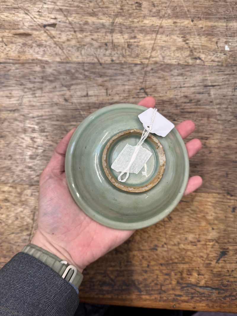 宋或元 龍泉青釉印雙魚折沿盤 | A rare Chinese Longquan celadon 'twin fish' dish, Song / Yuan dynasty - 图13