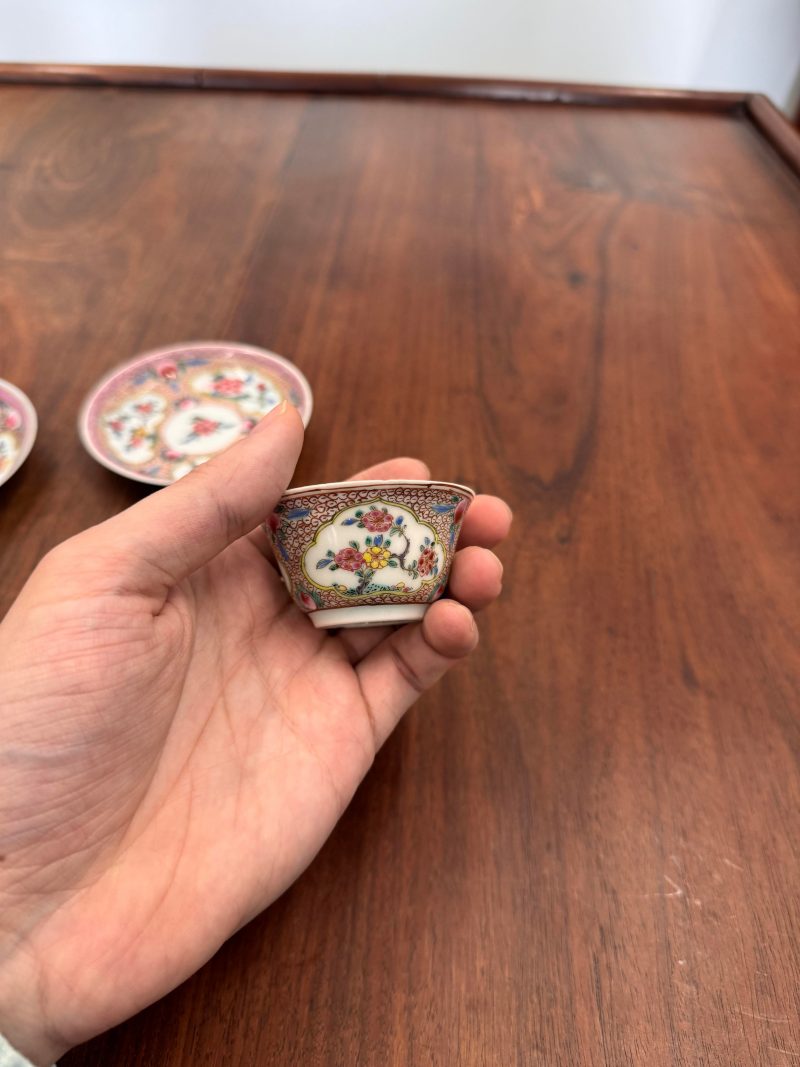 清雍正 外銷花卉紋薄胎盃及小盤兩對 | A pair of Chinese 'eggshell' famille-rose ‘floral’ cups and saucers, Qing dynasty, Yongzheng period - 图22