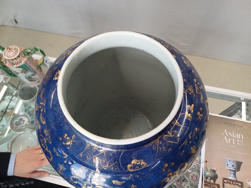 清康熙 灑藍釉描金狩獵圖蓋罐 | Santos Collection | A very large Chinese powder-blue gilt-decorated jar and cover, Qing dynasty, Kangxi period - 图22