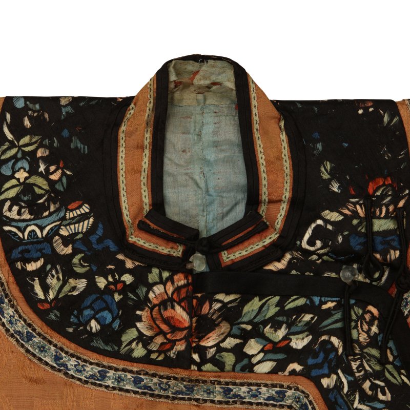 清 紅地緙絲花卉紋夾袍 | A Chinese silk 'floral' robe, Qing dynasty - 图3