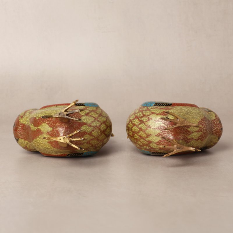 清十八世紀 掐絲琺瑯銅鍍金公雞一對 | A pair of Chinese cloisonné enamel and gilt-bronze cockerel figures, Qing dynasty, 18th century - 图5