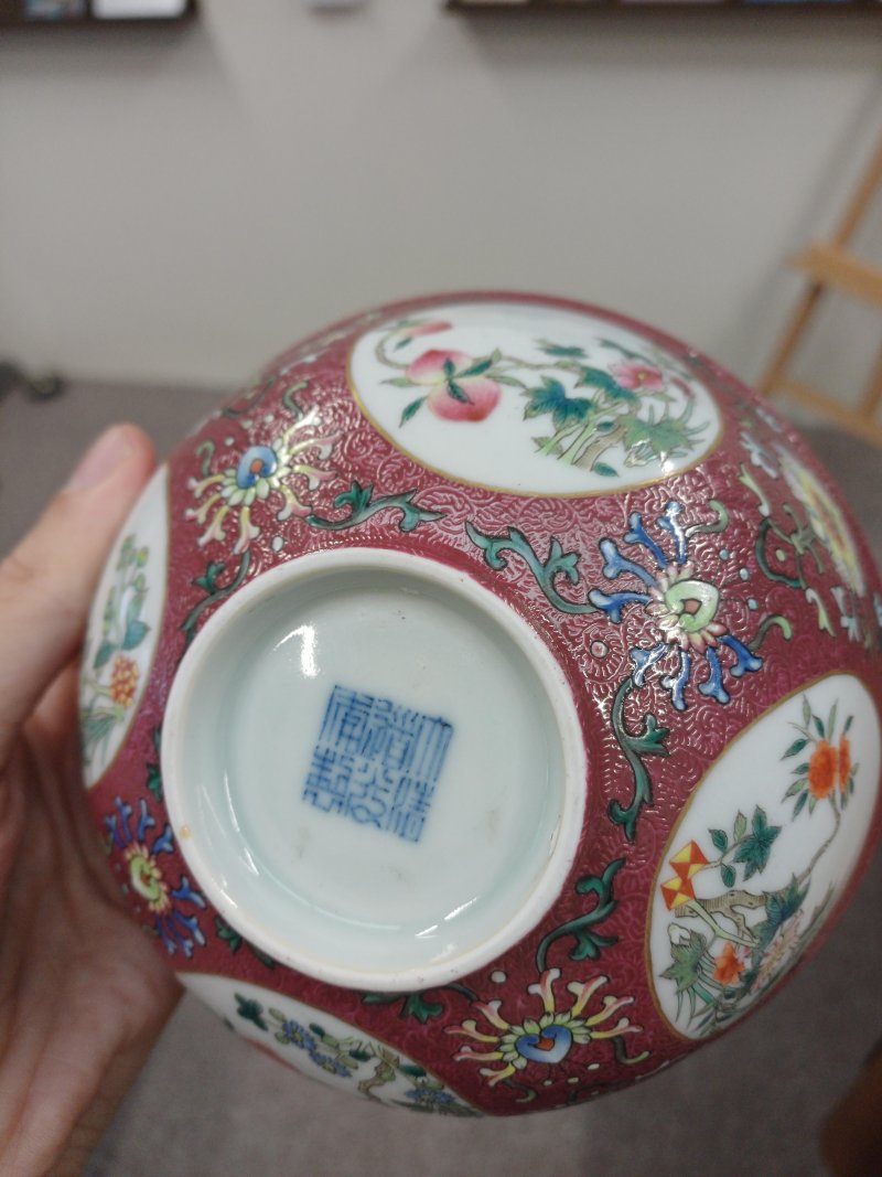 清道光 胭脂紅地軋道開光粉彩花卉紋盌 《大清道光年製》款 | Santos Collection | A fine Chinese ruby-ground sgraffiato 'medallion' bowl, Qing dynasty, Daoguang mark and period - 图7