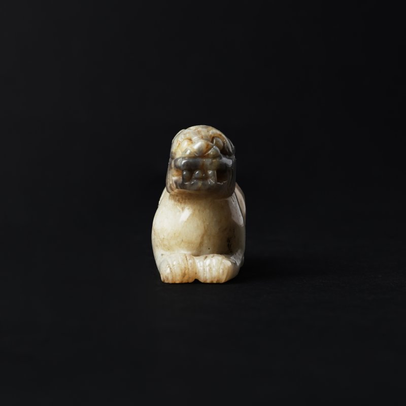 清十九世紀 青白玉雕臥獅 | A Chinese celadon and grey jade carving of a lion, Qing dynasty, 19th century - 图4