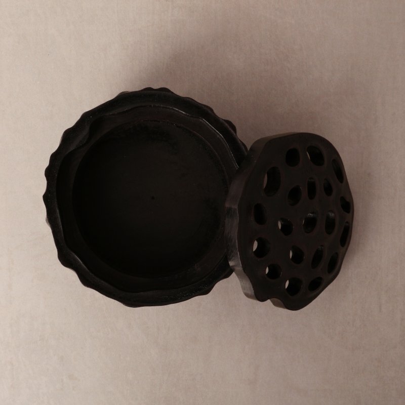 十九/二十世紀 紫檀雕蓮蓬式香爐 及 瑞鹿擺件 一組兩件 | A Chinese zitan carved 'lotus pod' censer and a figure of a deer, 19th/20th century - 图5