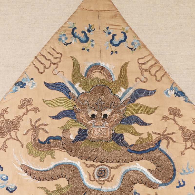 十九/二十世紀 刺繡五龍戲珠圖掛屏 | A large Chinese embroidered silk 'dragon' panel, 19th/20th century - 图3