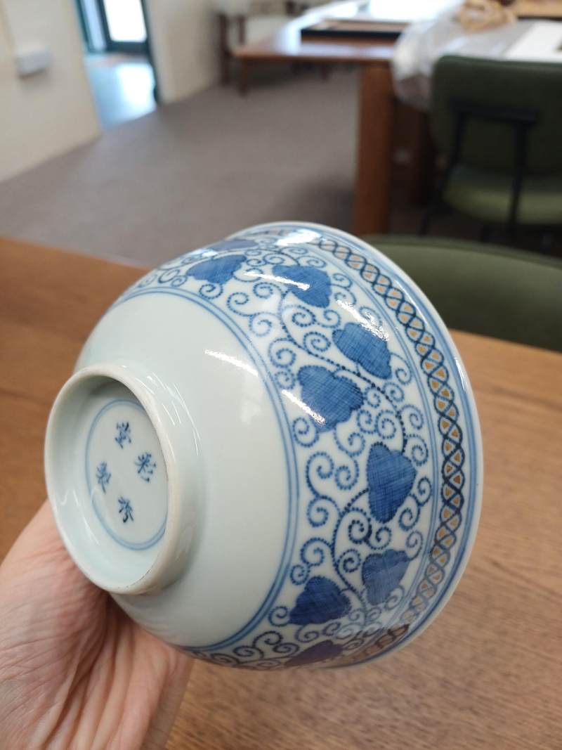 二十世紀 青花描金纏枝花卉紋盌 《彩秀堂製》款 | A Chinese blue and white gilt-decorated bowl, 20th century, Caixiutang mark - 图4