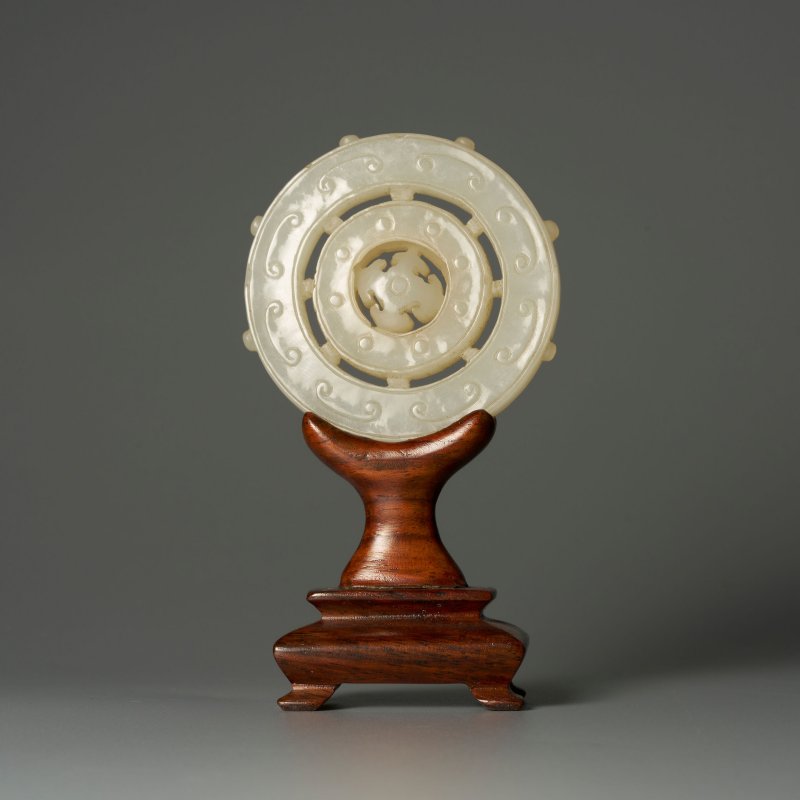 清十八世紀 白玉⌈法輪⌋墜 及座 | A WHITE JADE 'DHARMACHAKRA' PENDANT - 图1