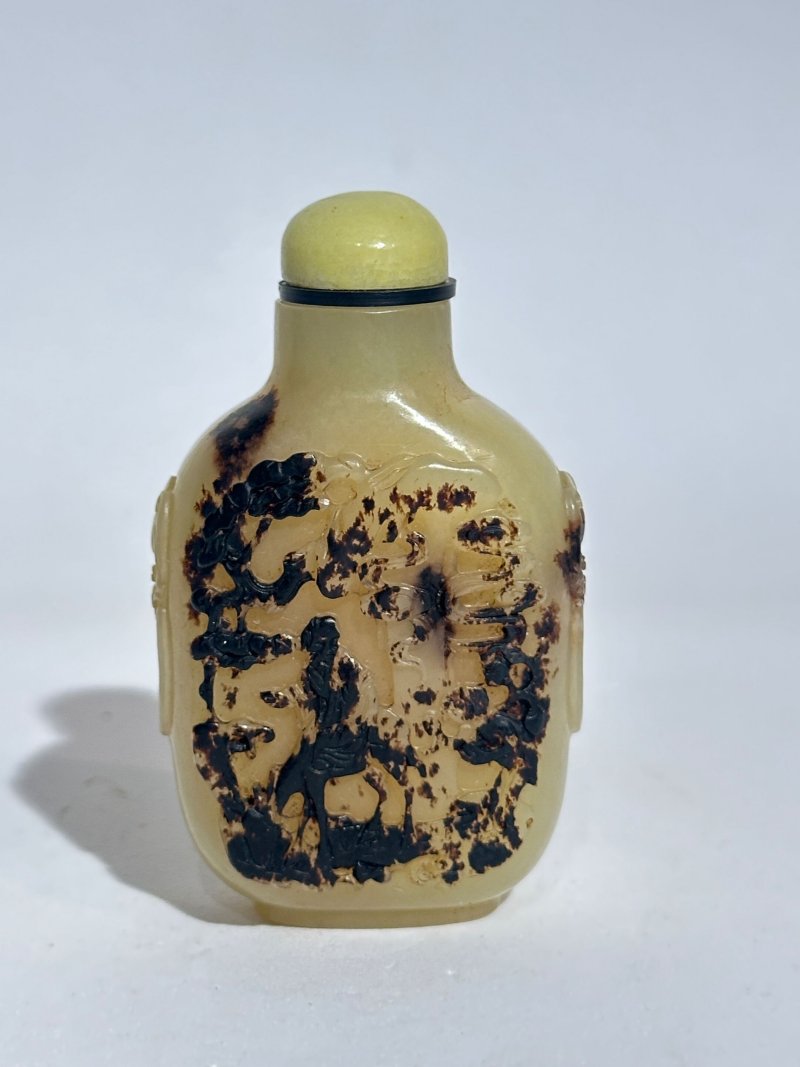 清 黃玉帶皮人物紋、沁玉山水紋鼻煙壺二件（沁玉配翡翠蓋） | A YELLOW AND RUSSET JADE AND A MOTTLED JADE 'LANDSCAPE' SNUFF BOTTLE - 图17