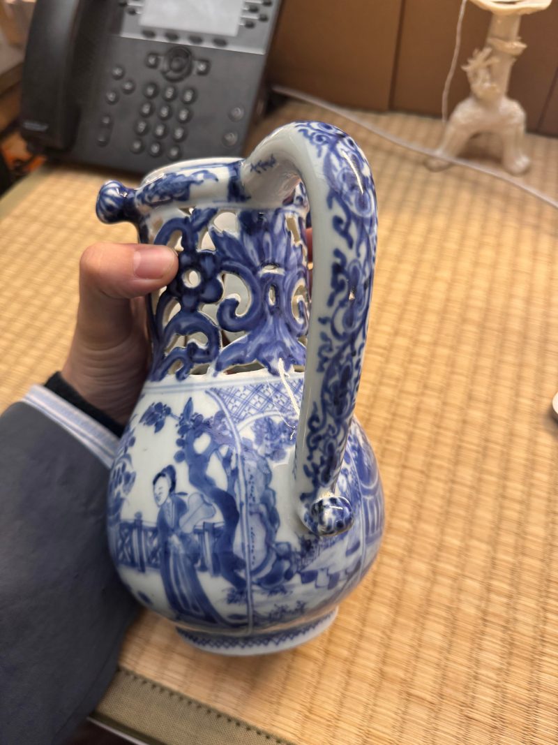 清康熙 青花庭院仕女圖執壺 | Santos Collection | A rare Chinese export blue and white 'puzzle' jug, Qing dynasty, Kangxi period - 图15