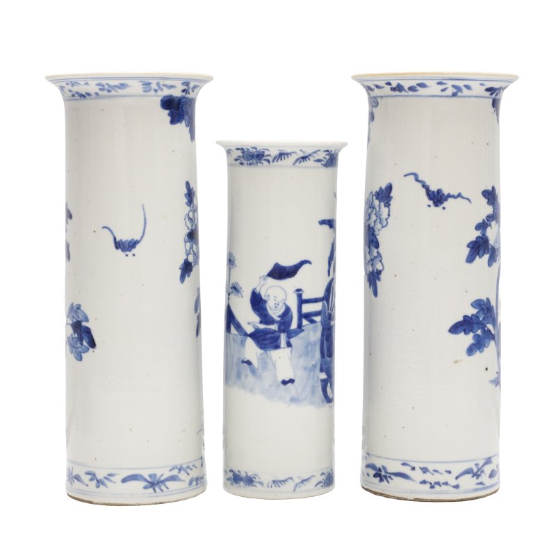 十九/二十世紀 青花人物故事圖及花鳥紋花觚一組三件 | Three Chinese blue and white 'figural' and 'birds' beaker vases, 19th/20th century - 图3