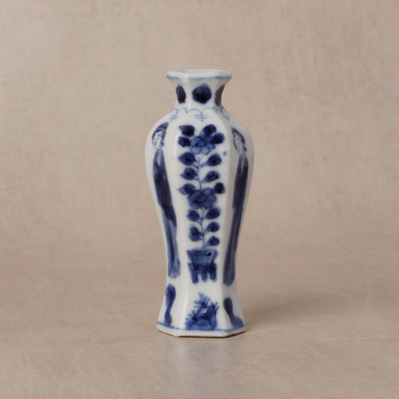 清康熙 青花仕女圖六角小瓶 | Santos Collection | A small Chinese blue and white 'lady' hexagonal vase, Qing dynasty, Kangxi period - 图2