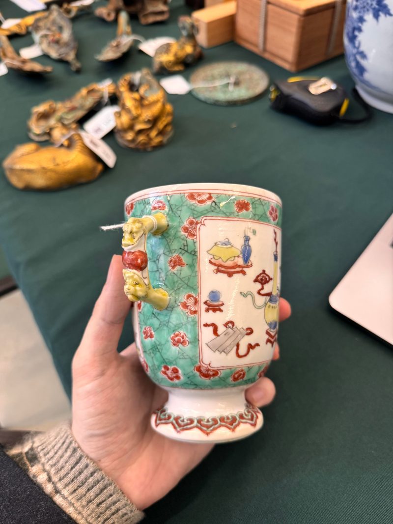 清康熙 五彩博古圖蓋罐 | A Chinese famille-verte twin-handled 'hundred antiques' pot and cover, Qing Dynasty, Kangxi period - 图13