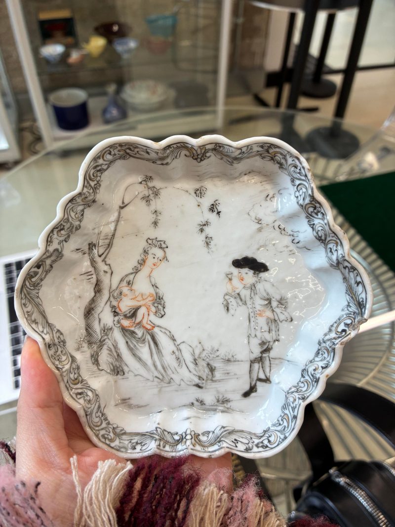 清十八世紀 紋章圖盤及西洋人物圖盤一組兩件 | A Chinese armorial saucer and a 'European subject' saucer, Qing dynasty, 18th century - 图5