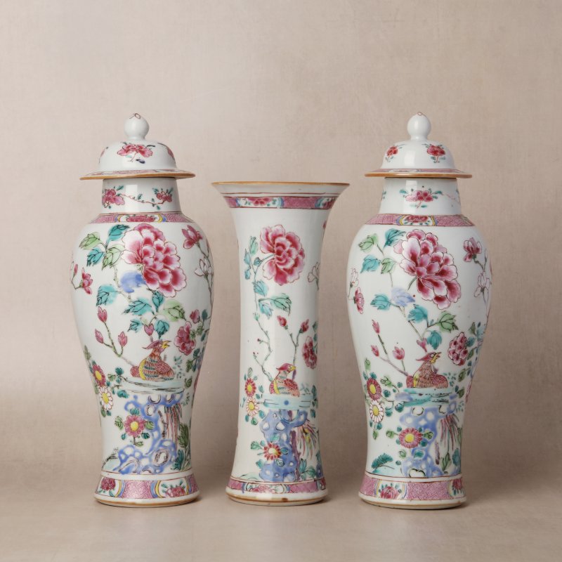清乾隆 粉彩錦雞花卉紋瓶一組三件 | Santos Collection | A Chinese famille-rose 'pheasant' three-piece garniture set, Qing dynasty, Qianlong period - 图2