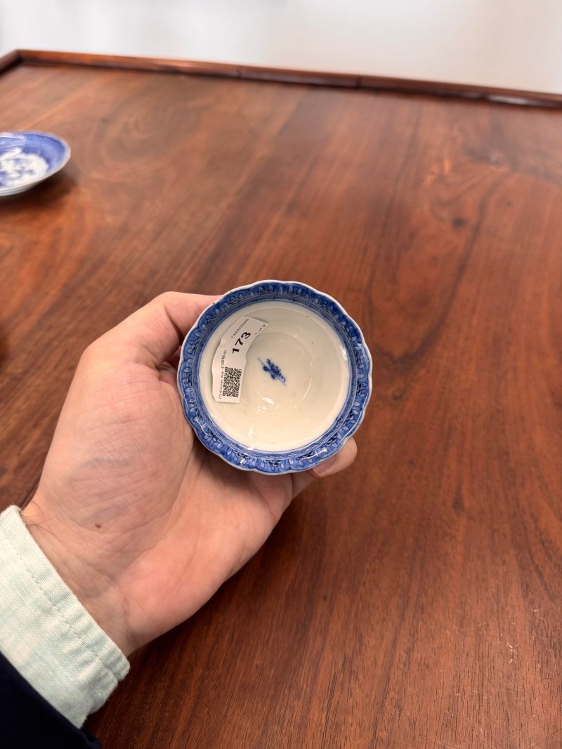 清雍正 漿胎青花山水圖盃及小盤 | Santos Collection | A rare Chinese export soft paste 'landscape' cup and saucer, Qing dynasty, Yongzheng period - 图20