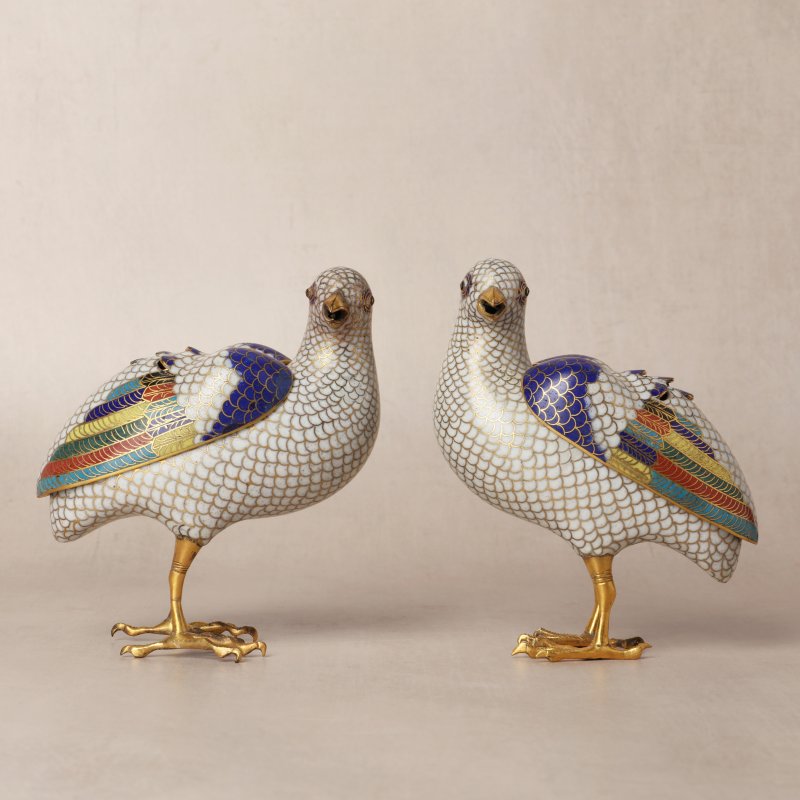 清十八世紀 掐絲琺瑯銅鍍金鵪鶉式香爐一對 | A pair of Chinese cloisonné enamel and gilt-bronze quail-form censers, Qing dynasty, 18th century - 图3