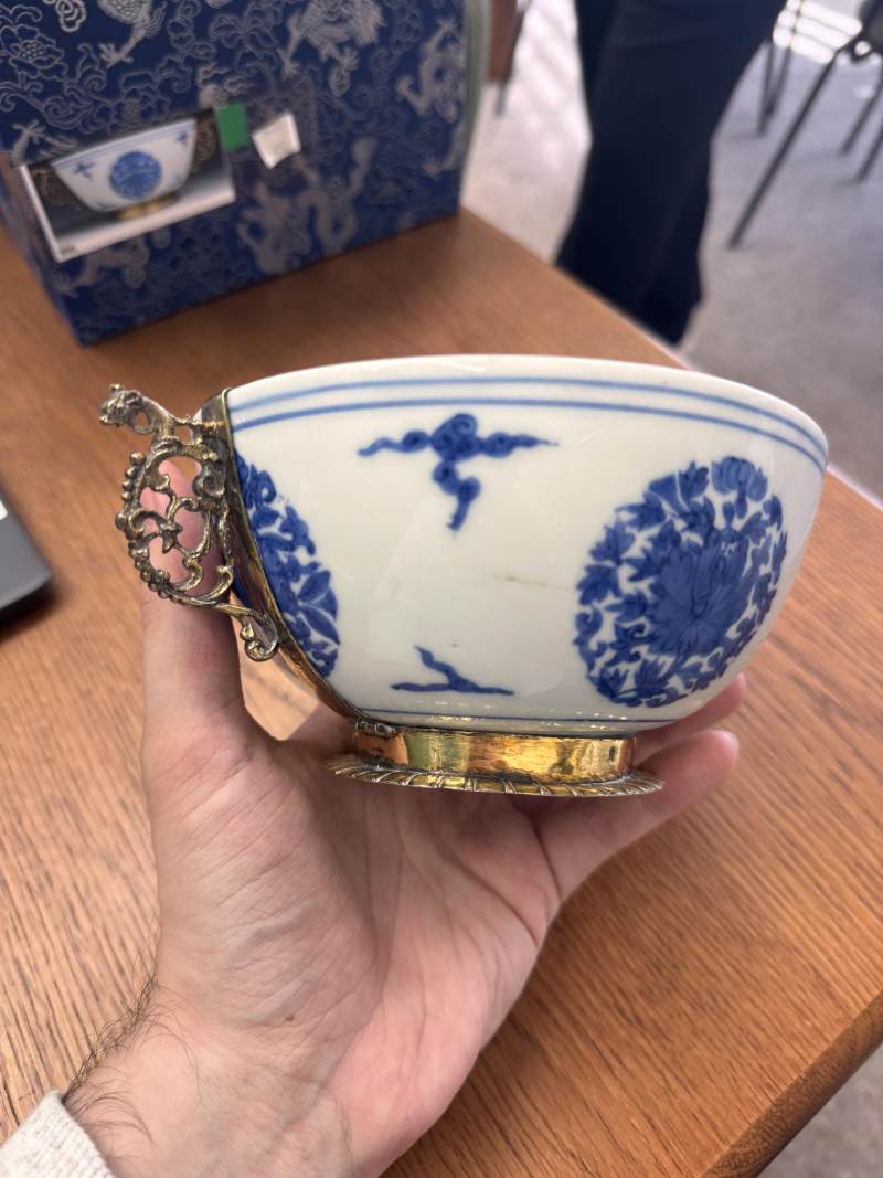 明嘉靖 青花包銀鎏金口沿盌 《長命富貴》款 | Santos Collection | A fine Chinese silver-gilt-mounted blue and white bowl, Ming dynasty, Jiajing period - 图15