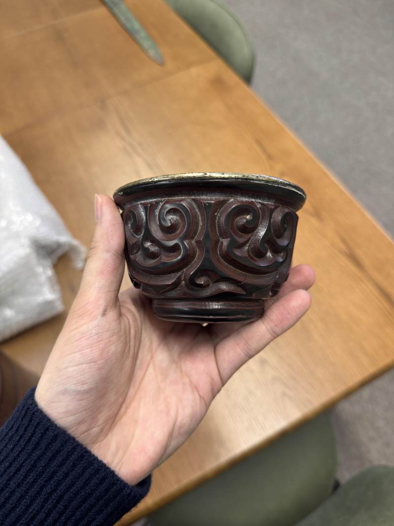 元/明 剔犀花卉紋盃一對 | A rare pair of Chinese 'tixi' lacquer cups, Yuan/Ming dynasty - 图4