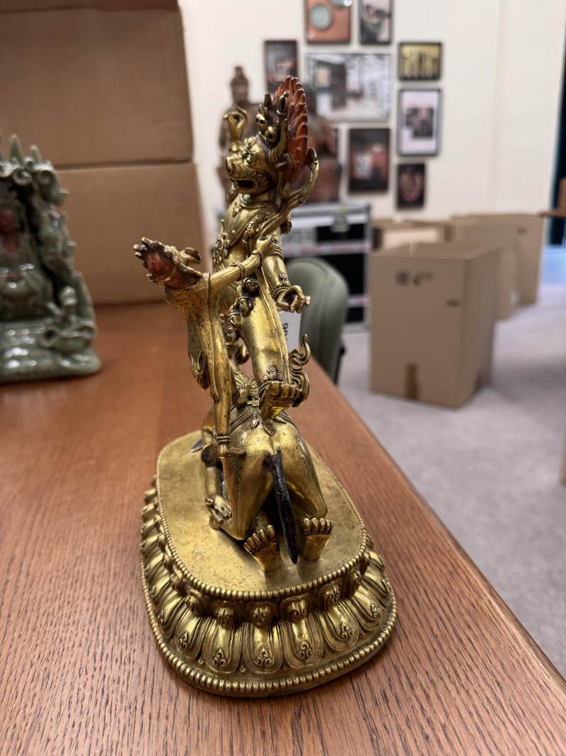 清十八世紀 漢藏銅鍍金閻摩法王立像 | A fine Sino-Tibetan gilt-bronze figure of Yama Dharmaraja and Yami, Qing dynasty, 18th century - 图21