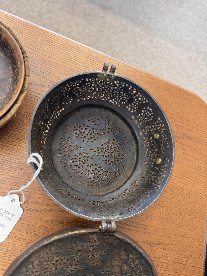 十五/十六世紀 西藏東部德格 鐵鋄金鏤空龍紋蓋盒 | A rare Tibetan gilt-damascened iron bowl box and cover, Derge, Eastern Tibet, 15th/16th century - 图9