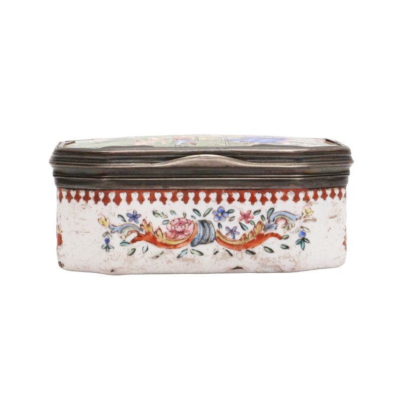 清乾隆 銅胎畫琺瑯西洋人物故事圖鼻煙盒 | A Chinese painted enamel 'European subject' snuff box, Qing dynasty, Qianlong period