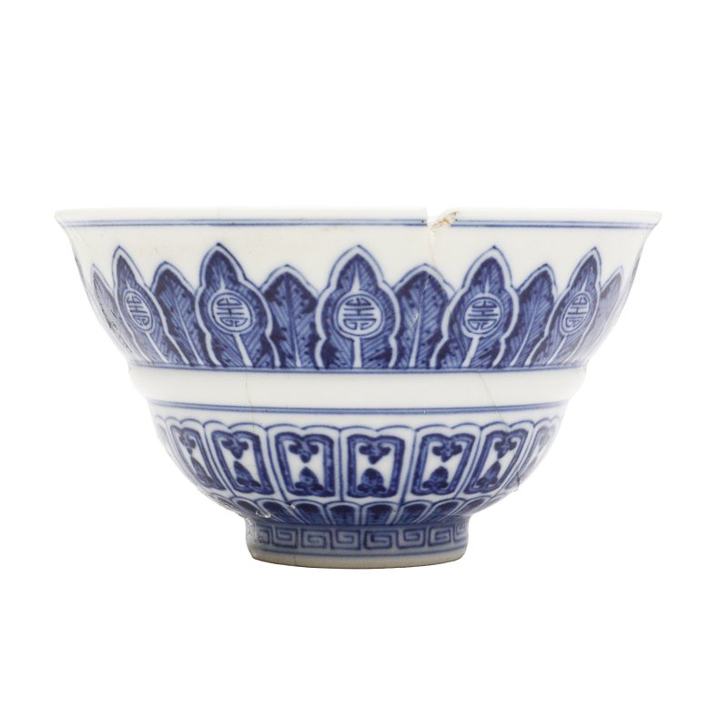 清乾隆 青花蓮瓣紋折腰盌《大清乾隆年製》款 | A Chinese blue and white ogee bowl, Qing dynasty, Qianlong mark and of the period - 图2