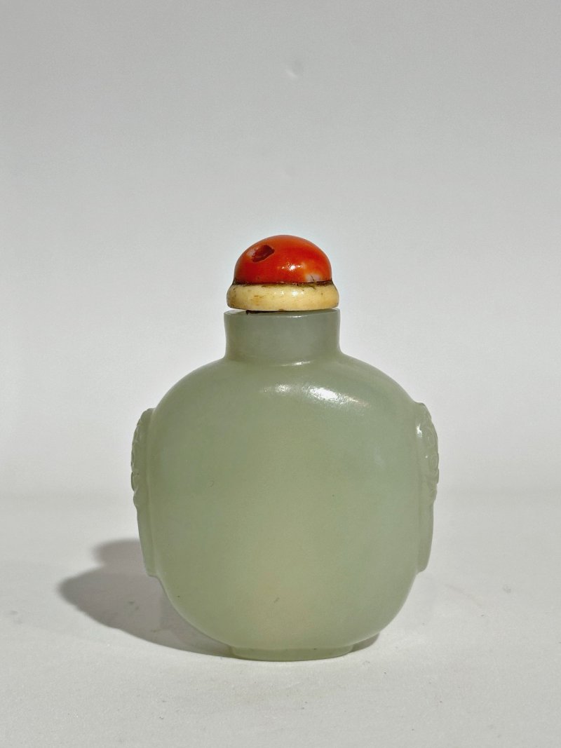 清十九世紀 青玉鋪首銜環鼻煙壺、珊瑚蓋 | A GREEN JADE SNUFF BOTTLE - 图9