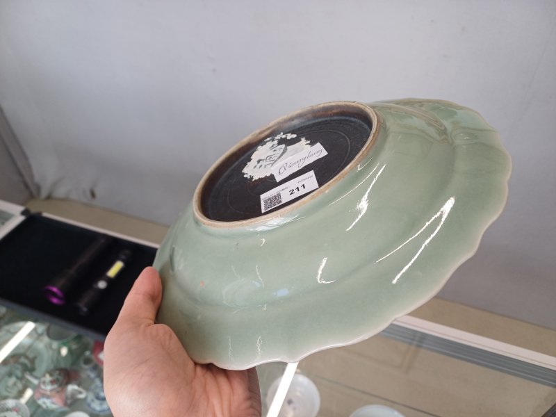 清乾隆 粉青釉模印蓮紋盤 | A Chinese celadon-glazed moulded 'lotus' dish, Qing dynasty, Qianlong period - 图7