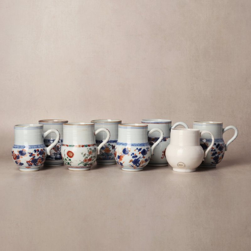 清康熙 伊萬里彩繪花卉紋馬克盃一組 | Santos Collection | A group of Chinese export Imari 'floral' mugs, Qing dynasty, Kangxi period - 图1