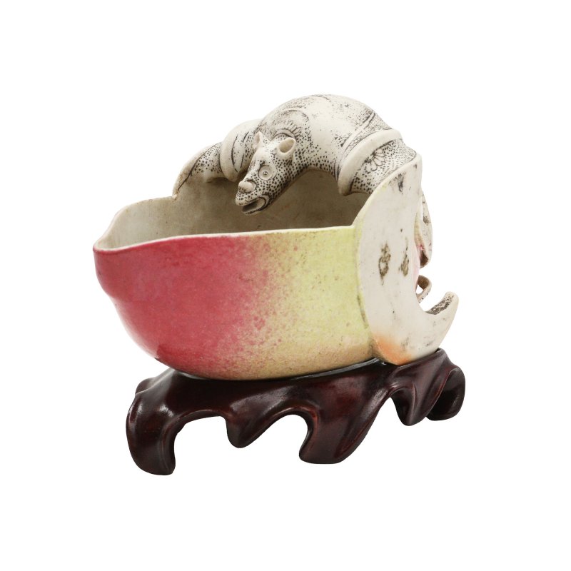 二十世紀 素燒福壽雙全水丞 | A Chinese glazed biscuit ‘bat and peach’ coupe, 20th century - 图2