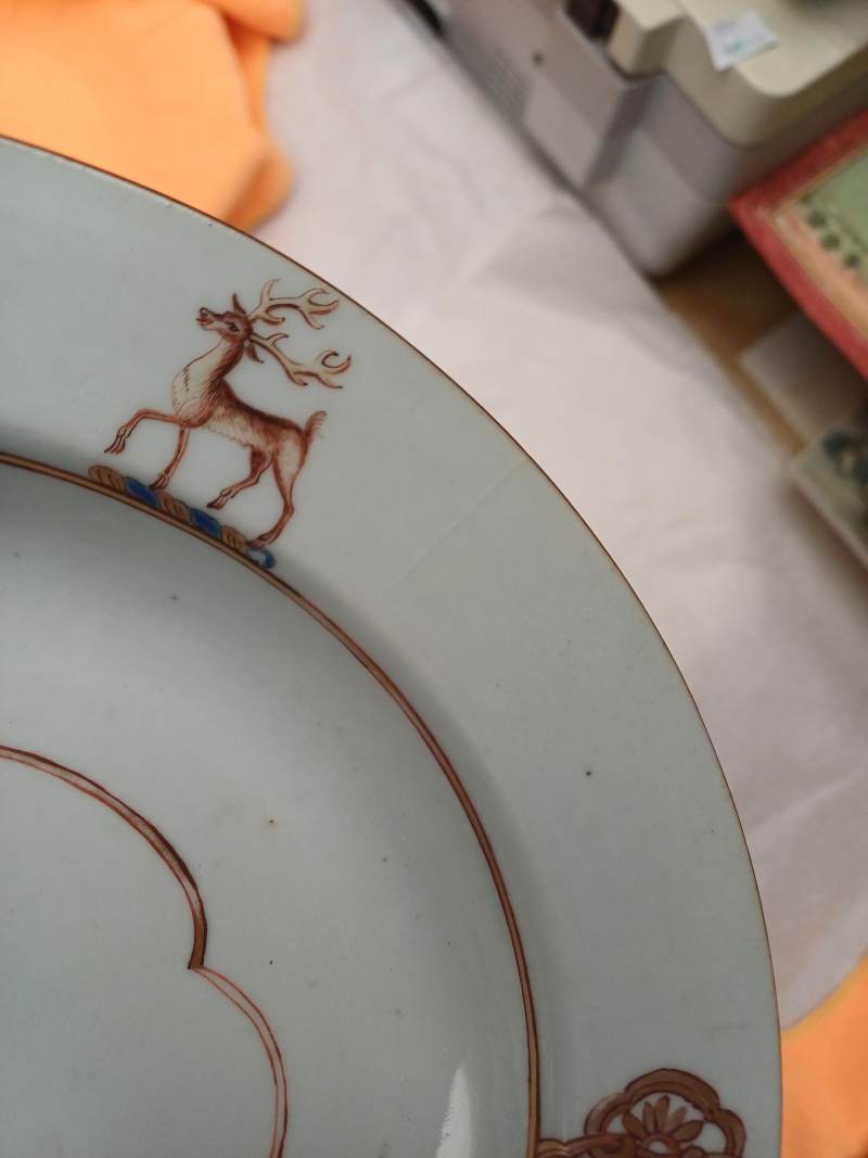 清乾隆 約1745年 粉彩紋章圖盤一組四件 | Four fine and rare Chinese export armorial soup bowls, Qing Dynasty, Qianlong Period, circa 1745 - 图20