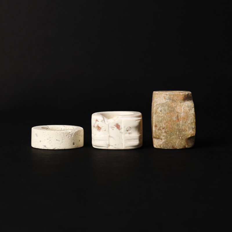 十九/二十世紀 仿古玉琮一組三件 | Three Chinese archaistic carved jade cong, 19th/20th century