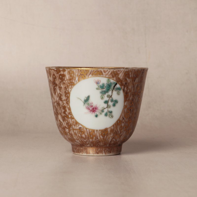 清十八/十九世紀 粉彩仿木紋花卉紋盃 | Santos Collection | A Chinese famile-rose faux-bois 'blossoms' cup, Qing dynasty, 18th-19th century - 图1