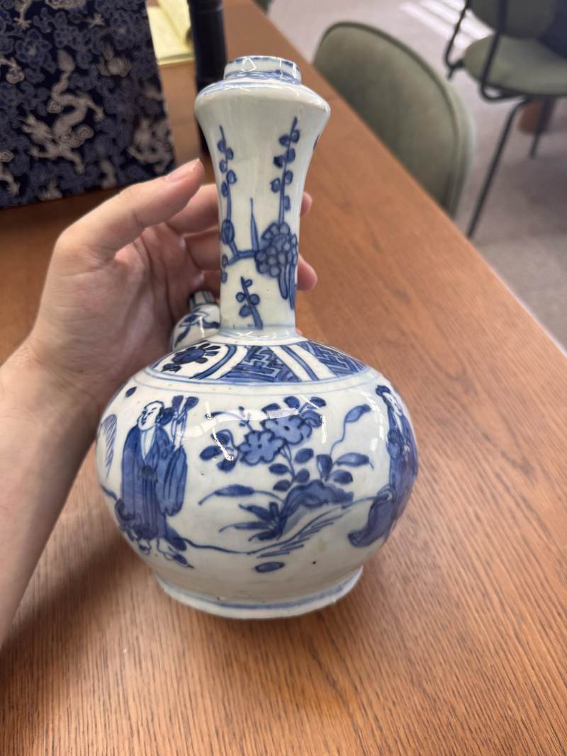 明崇禎/過渡期 青花人物故事圖軍持 | Santos Collection | A Chinese blue and white 'figural' kendi, Transitional period, Chongzhen period - 图7