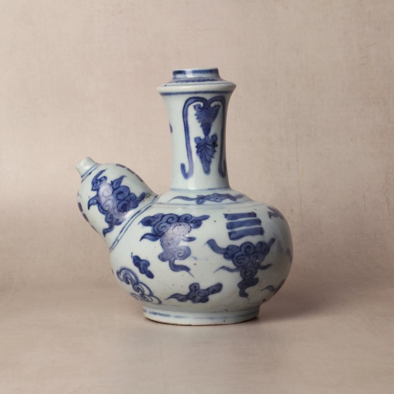 明 青花雲紋軍持 | Santos Collection | A Chinese blue and white 'ruyi cloud' kendi, Ming dynasty