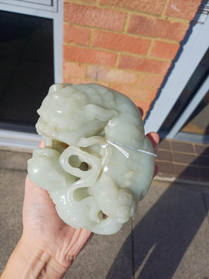 清十九世紀 青白玉太獅少獅擺件 | A large Chinese pale-celadon jade 'Buddhist lions' carving, Qing dynasty, 19th century - 图15