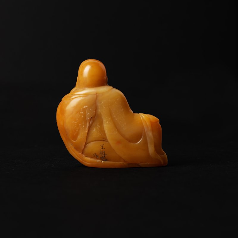 壽山石雕布袋和尚立像 《汪洙》款 | A Chinese Shoushan soapstone figure of Budai, signed Wang Zhu - 图2