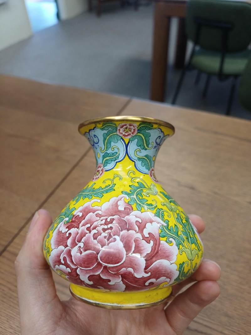 民國 銅胎畫琺瑯牡丹花卉紋瓶 《大清乾隆年製》款 | A Chinese painted enamel 'peonies' vase, Republic period, Qianlong mark - 图4