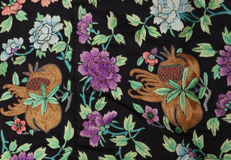 清十九世紀 紅地刺繡花卉紋女單袍 | A fine Chinese woman's red-ground embroidered 'floral' silk robe, danpao, Qing dynasty, 19th century - 图4