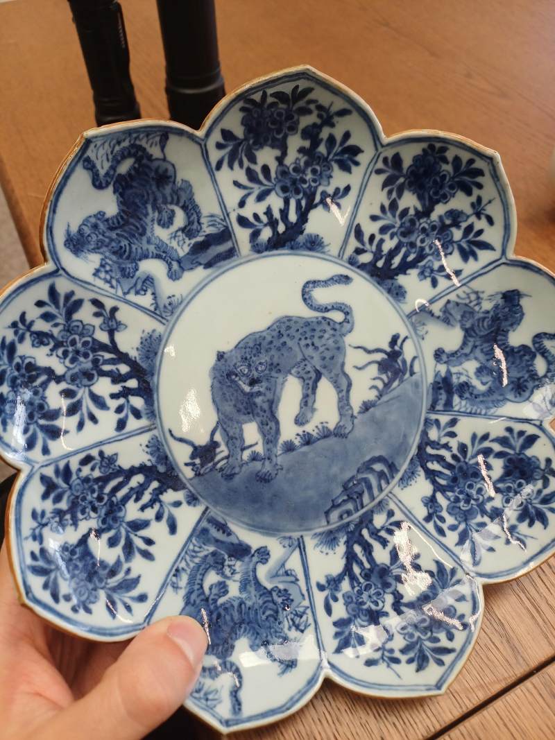 清十八世紀 青花猛虎圖花口盤 | A Chinese blue and white 'tiger' foliate dish, Qing dynasty, 18th century - 图10