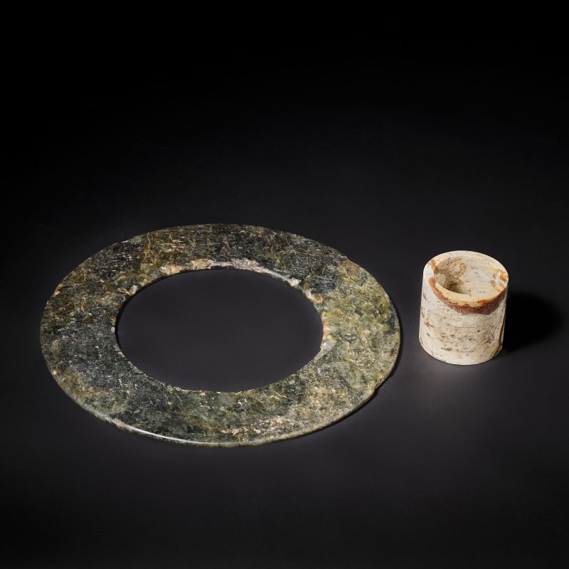 商　玉環及玉筒形器　一組兩件 | A GROUP OF TWO ARCHAIC JADE ORNAMENTS - 图1